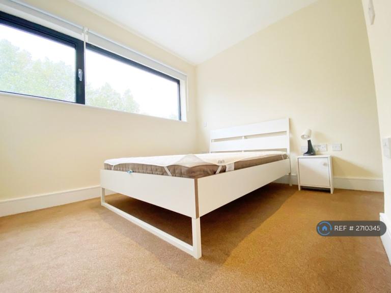 2 bedroom flat in Tower Bridge Road, London, SE1 (2 bed) (#2710345)