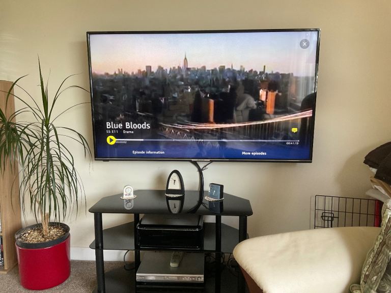 NOW  SOLD              SMART TV FLAT SCREEN 55 inch complete with heavy duty wall mounting bracket 