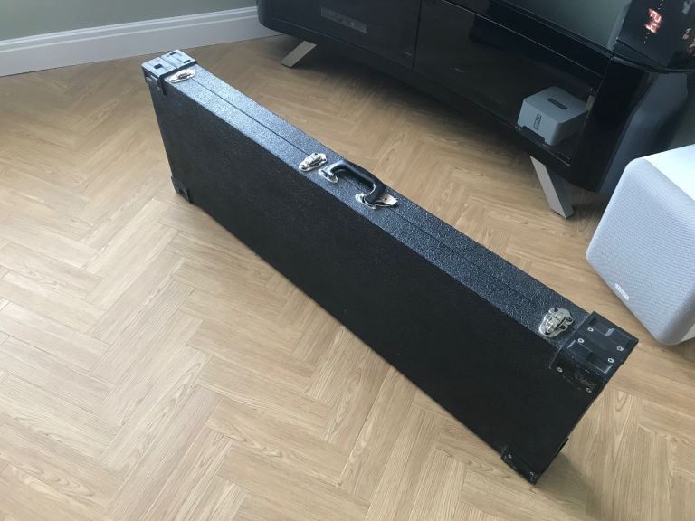 Bass guitar case - old skool, very solid, keeps your pride and joy safe 