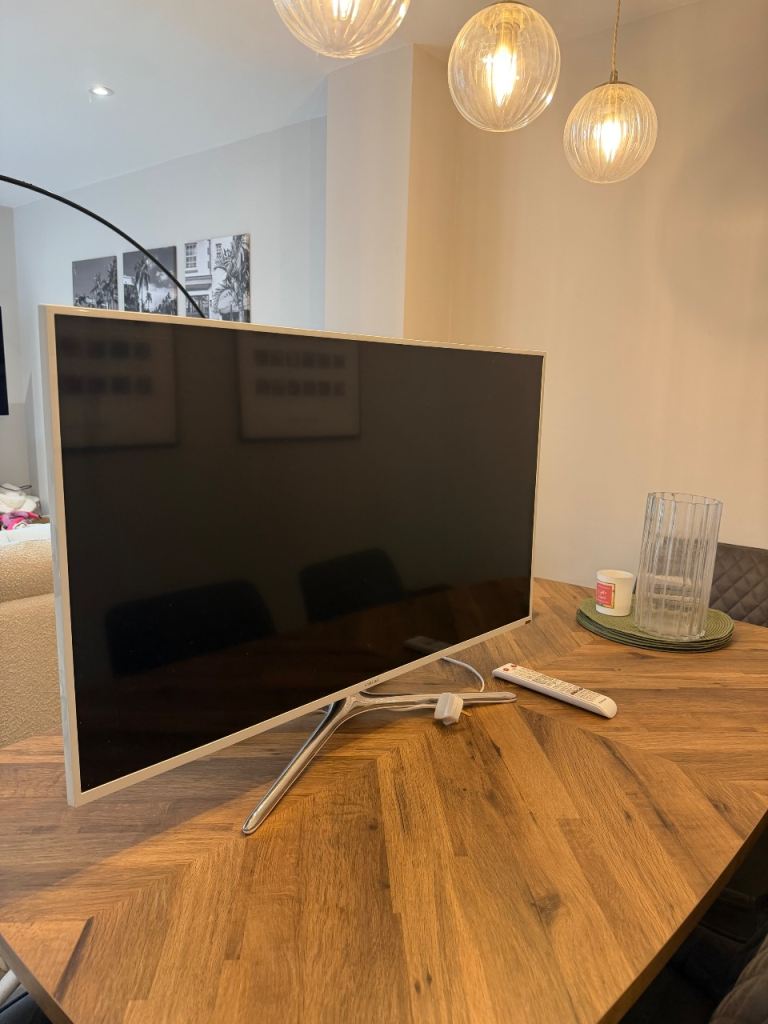 Samsung 40-inch Smart TV UE40H5510 – White, Good Condition