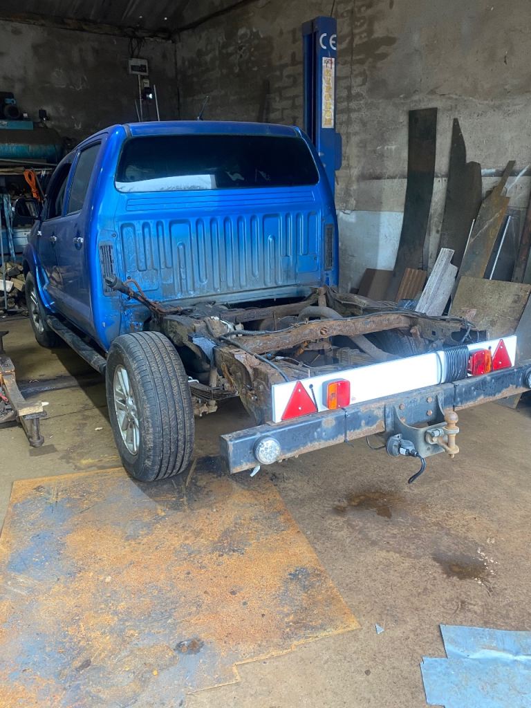 Toyota Hilux Landcruiser  mot  chassis 