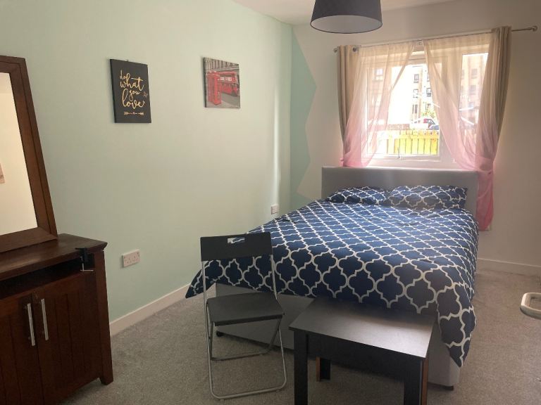 Double room available in a lovely two-bedroom flat – single occupancy only