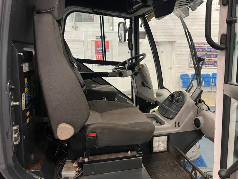 2015 JOHNSTON SWEEPERS CX400 4X2 7.5 TON DIESEL AUTO SWEEPER  Diesel Automatic