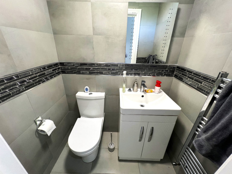 Excellent 6 bedrooms House with converted conservatory of one bedroom flat near Redbridge Station 