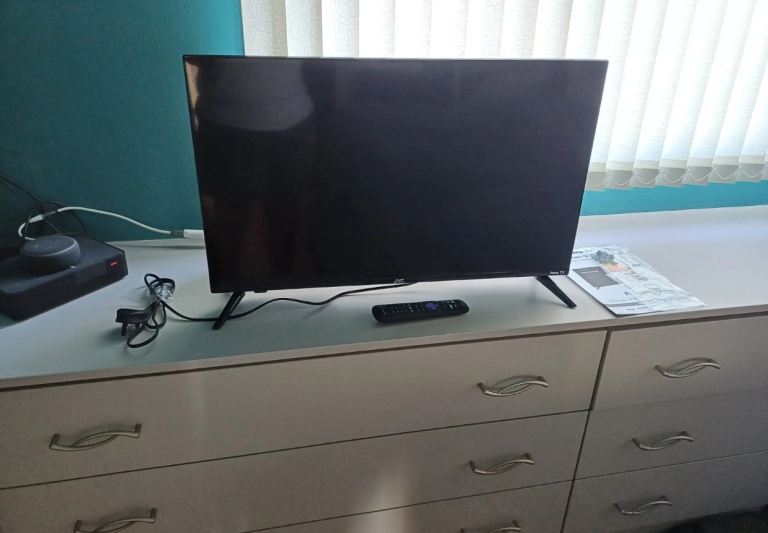 32” smart to with remote