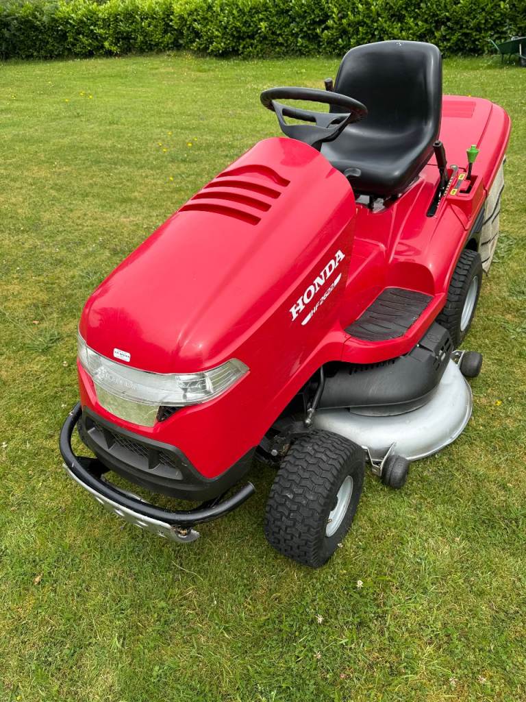 Honda HF 2622 - 42 inch cut lawnmower 2023