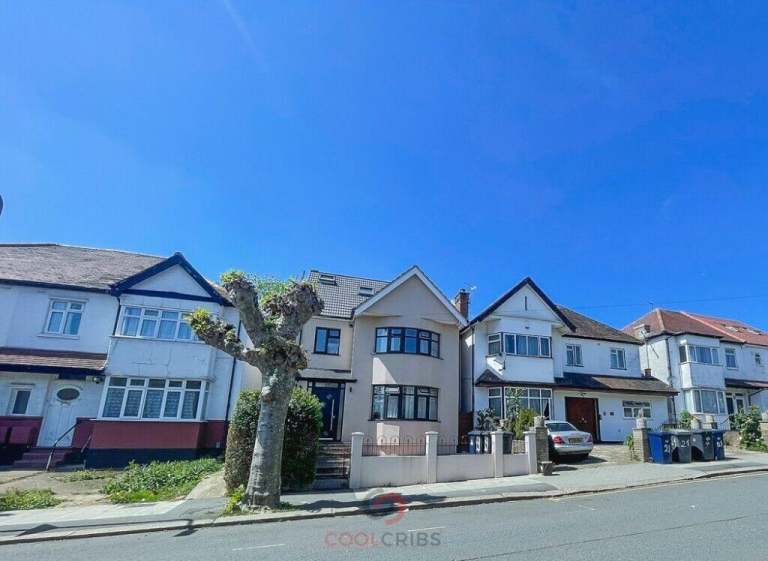 We are happy to offer this brand large studio apartment  in Sevington Road, Hendon, NW4.-Ref: 1642