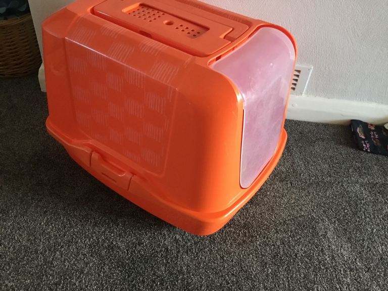 Cat litter unit with scoop 