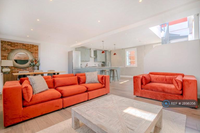 3 bedroom house in Tower Villas, London, SW19 (3 bed) (#2898356)