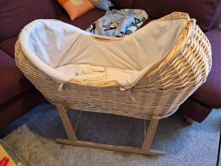 Clair De Lune Organic Noah pod Moses basket with rocking stand 