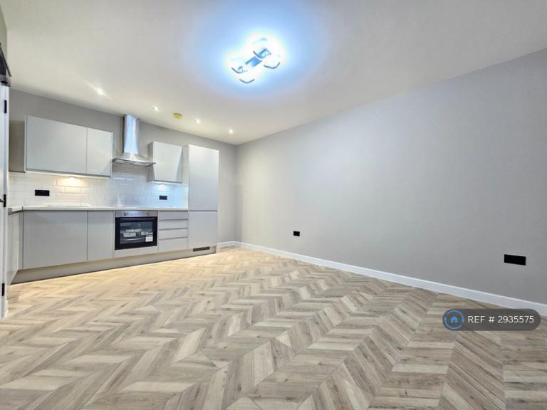 1 bedroom flat in Spur Road, London, N15 (1 bed) (#2935575)