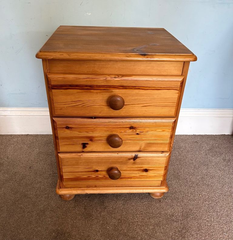 1 Pine Bedside with 3 Drawers Round Feet H23.5in/60cm W17.5in/44cm D16in/41cm Good condition  J377