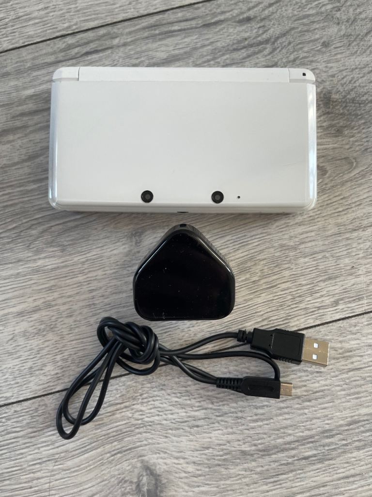 Nintendo 3DS - Ice White w/ charger (See Description)