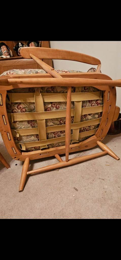 Light Ercol Country cottage suite