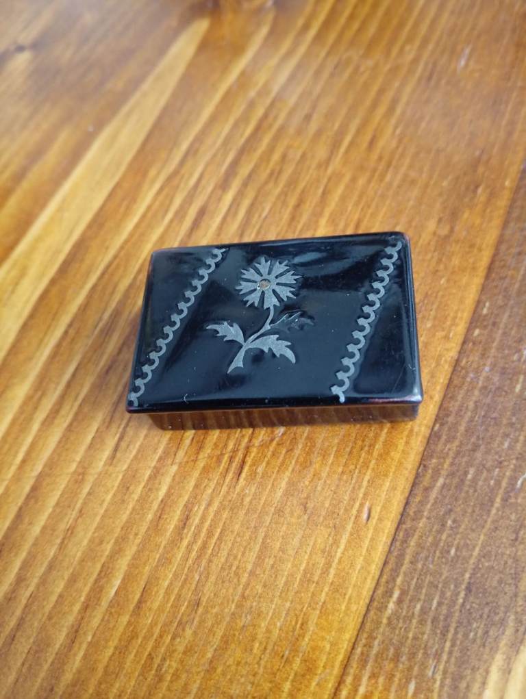 CIRCA 1880 LITTLE PAPIER MACHE SNUFF BOX 
