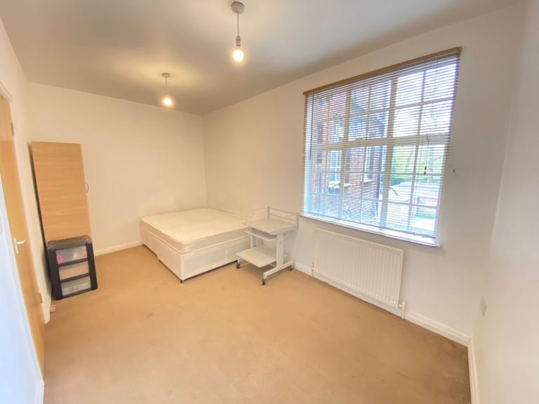 Bright Double Room to rent prime location