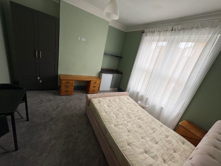 Large Double Bedroom - Bills Included*