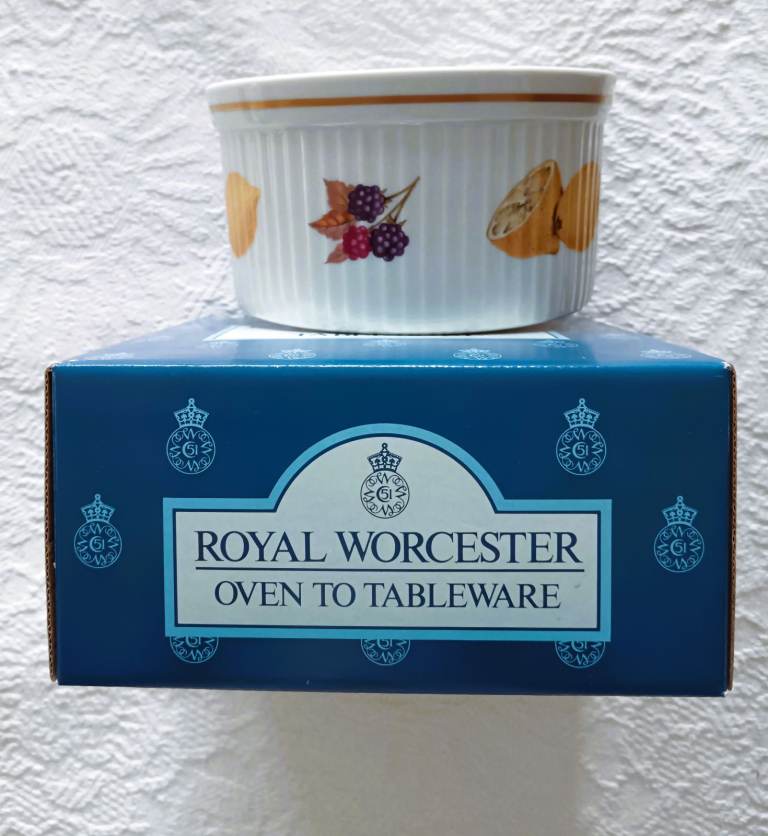BNIB New Royal Worcester Large Round Deep Soufle Dish Evesham Gold Edge Blackberry Lemon Ovenware