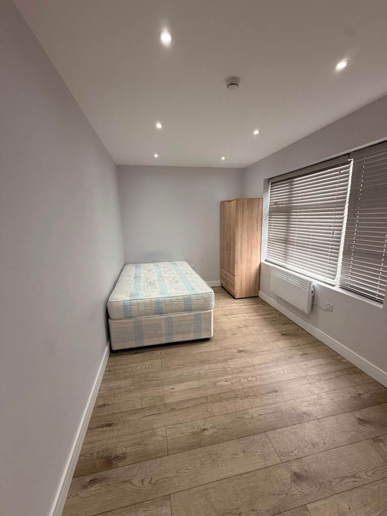 Studio flat to Let in Hampton, Richmon-Upon-Thames, No deposit required, Dss welcome  
