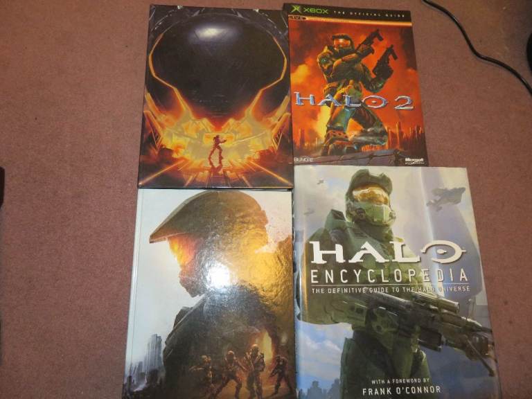 **JOB LOT** OF HALO MANUAL'S FOR GAMES AND ENCYCLOPEDIA GUIDES 