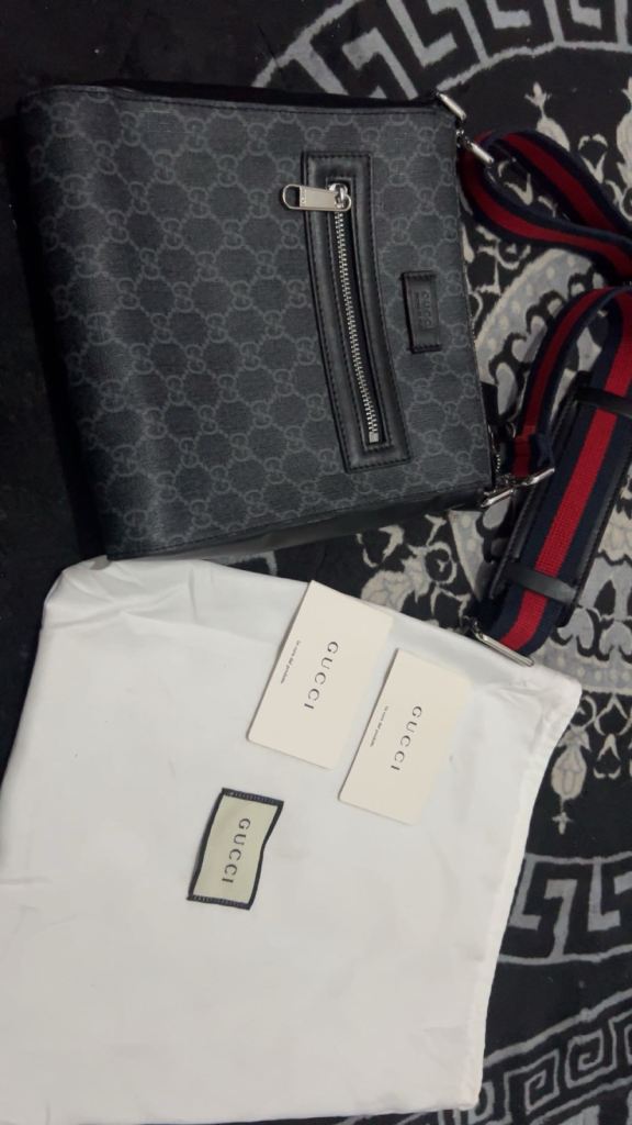 Gucci GG Supreme Messenger Bag – Black, As Good As New