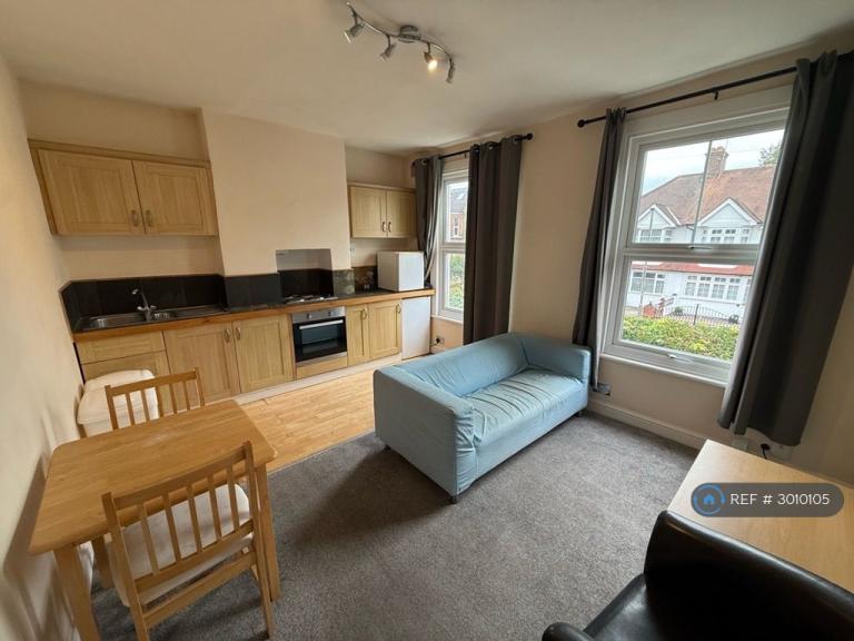 2 bedroom flat in Longley Road, London, SW17 (2 bed) (#3010105)
