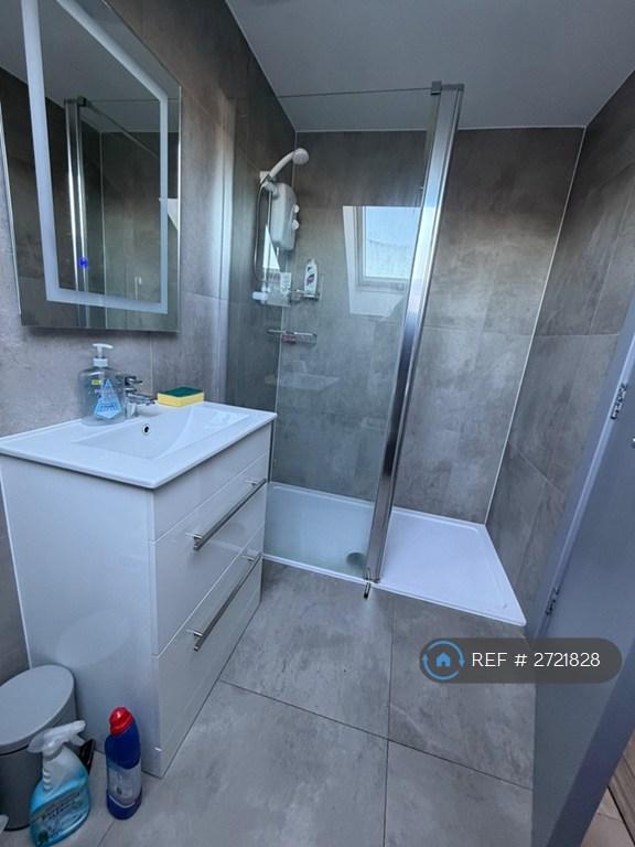 1 bedroom in Erskine Road, London, E17 (#2721828)