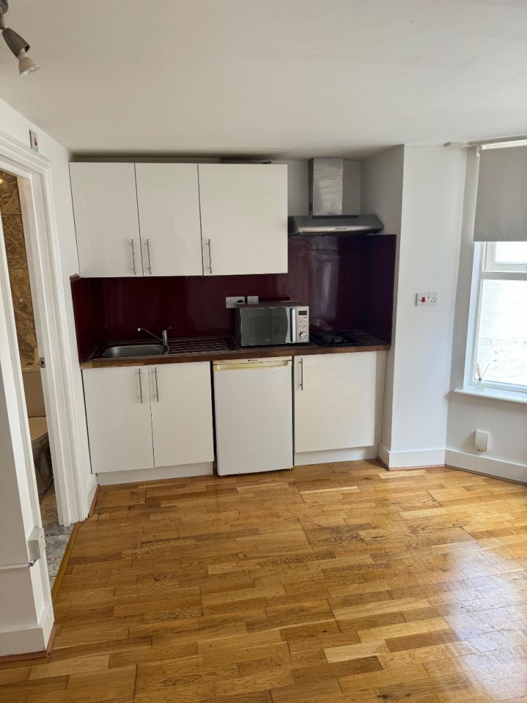 STUDIO APARTMENT - Ealing