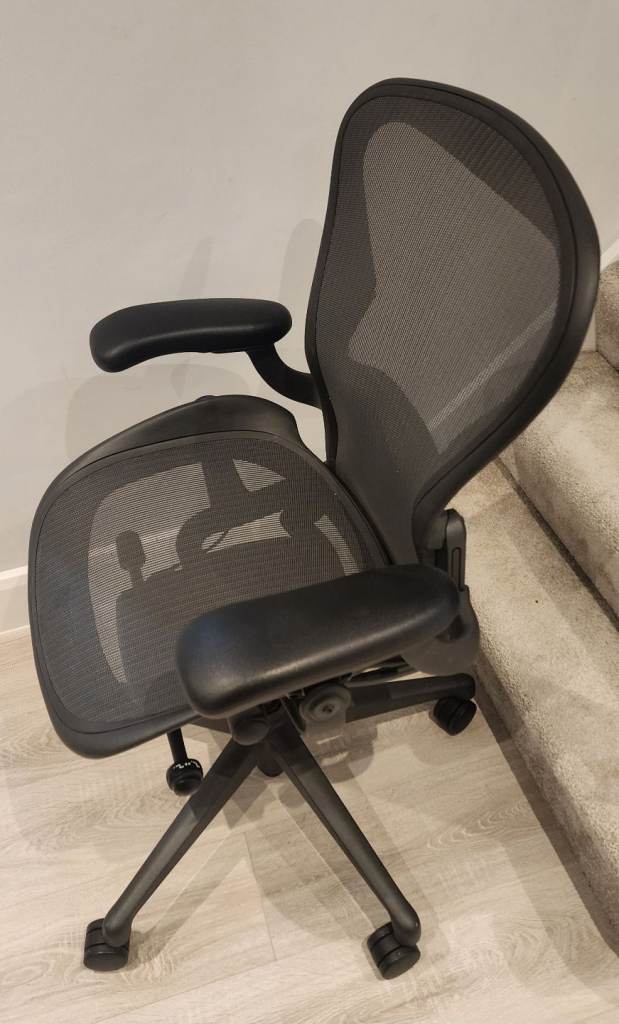 Immaculate herman miller aeron remastered size B office desk chair 