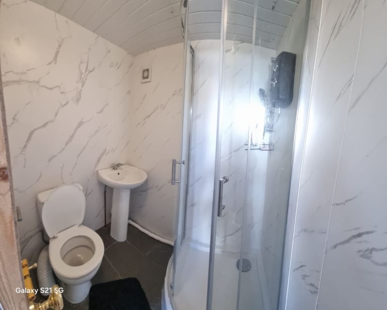 Outdoor annex room to rent Double & Single 
