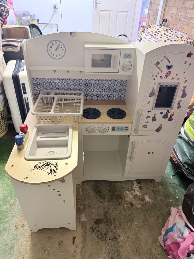 Toy kitchen 