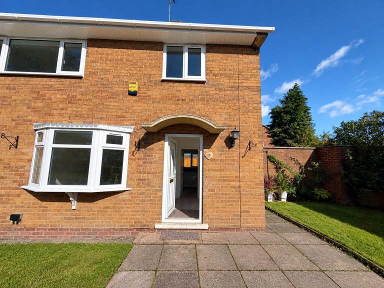 **LEACROFT""THREE BED HOUSE**AVAILABLE NOW**GOOD CONDITION**CALL NOW**