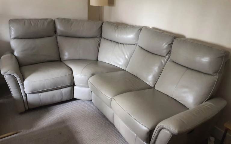 WONDERDUL DFS GREY CORNER LEATHER RECLINER SOFA - USB PORTS-MUST GO TODAY TODAY-CHEAP DELIVERY- £295