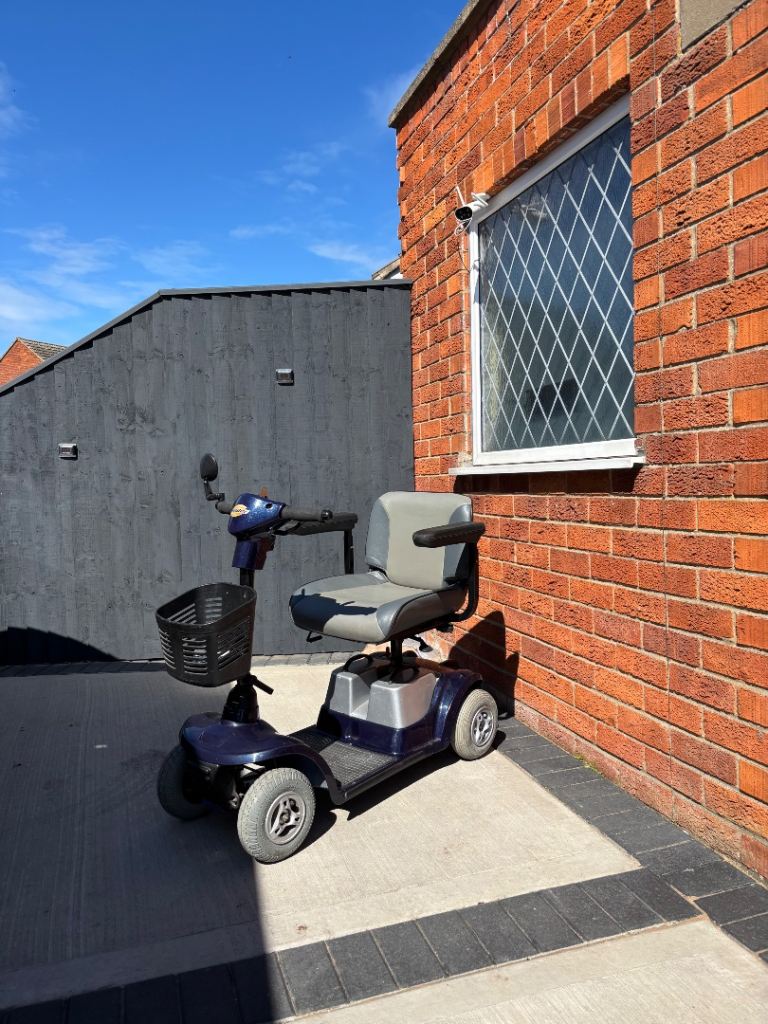 Mobility scooter strider 4 mph can fit into car boot 