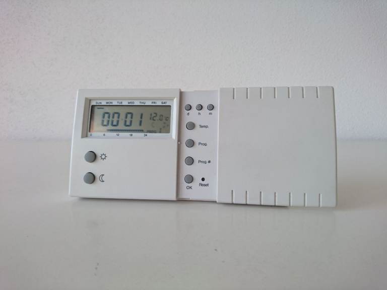 image for Electronic 7 day programmable thermostat CAN POST