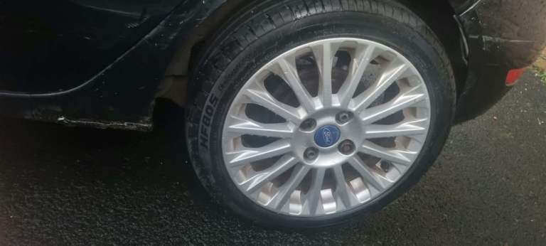 Ford fiesta titanium alloys wheels near new tyres 