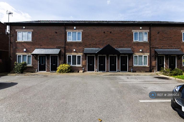 3 bedroom flat in Lodge Place, Widnes, WA8 (3 bed) (#2861903)