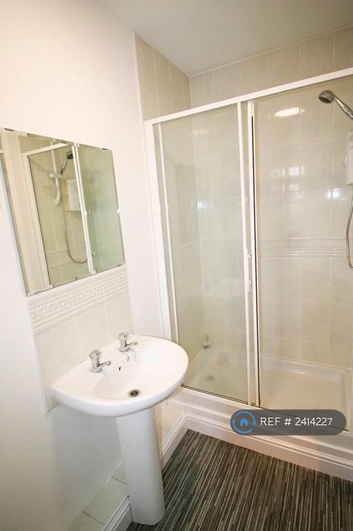 2 bedroom flat in Manchester, Manchester, M14 (2 bed) (#2414227)