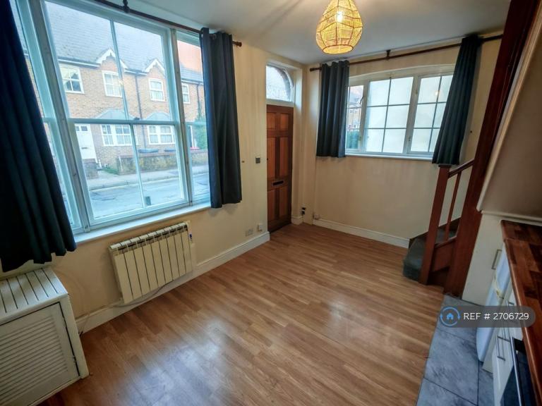 1 bedroom flat in Gordon Road, Canterbury, CT1 (1 bed) (#2706729)