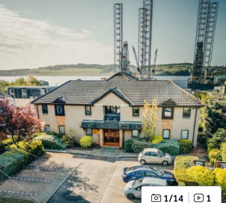 Furnished Bright 2 Bedroom Apartment 