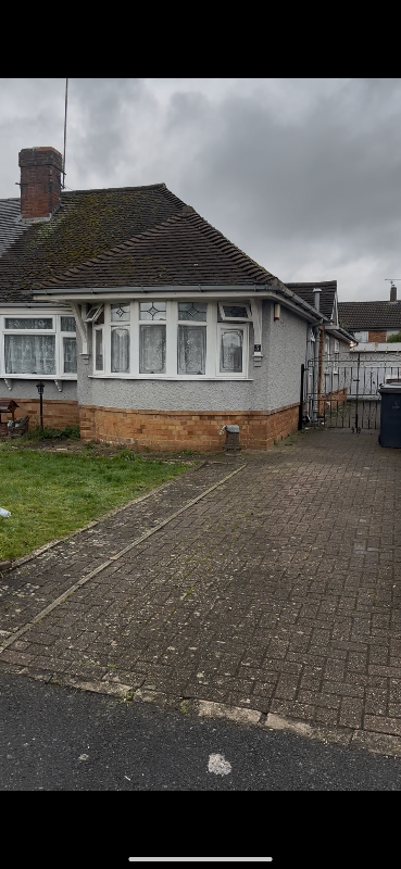 3 BEDROOM BUNGALOW NEAR AIRPORT WITH GARAGE & DRIVEWAY