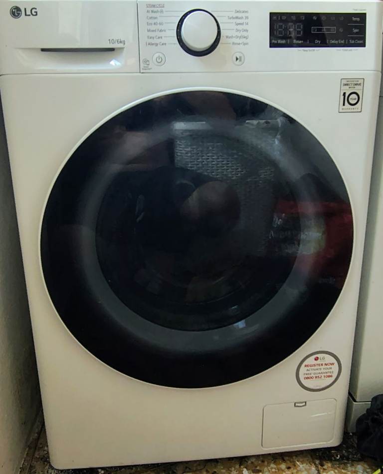 LG Series 4 Pro (FWY706WWTN1) AI Direct Drive Washer Dryer for sale in excellent condition.