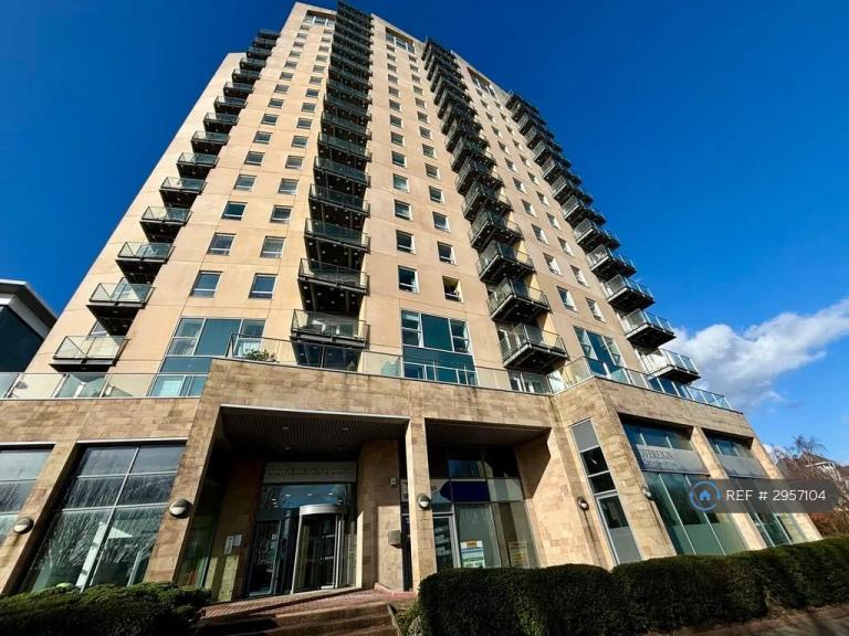 2 bedroom flat in The Quays, Salford, M50 (2 bed) (#2957104)
