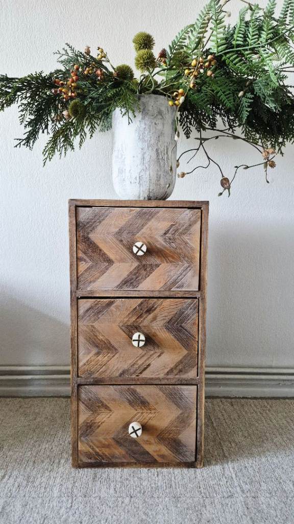 Bedside/ chest of drawers