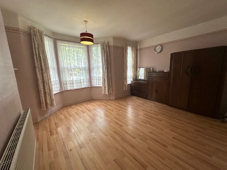 ROOMS TO RENT IN E6 