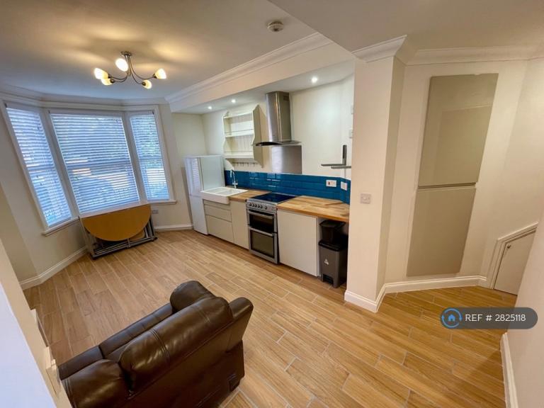 1 bedroom flat in Euclid Street, Swindon, SN1 (1 bed) (#2825118)