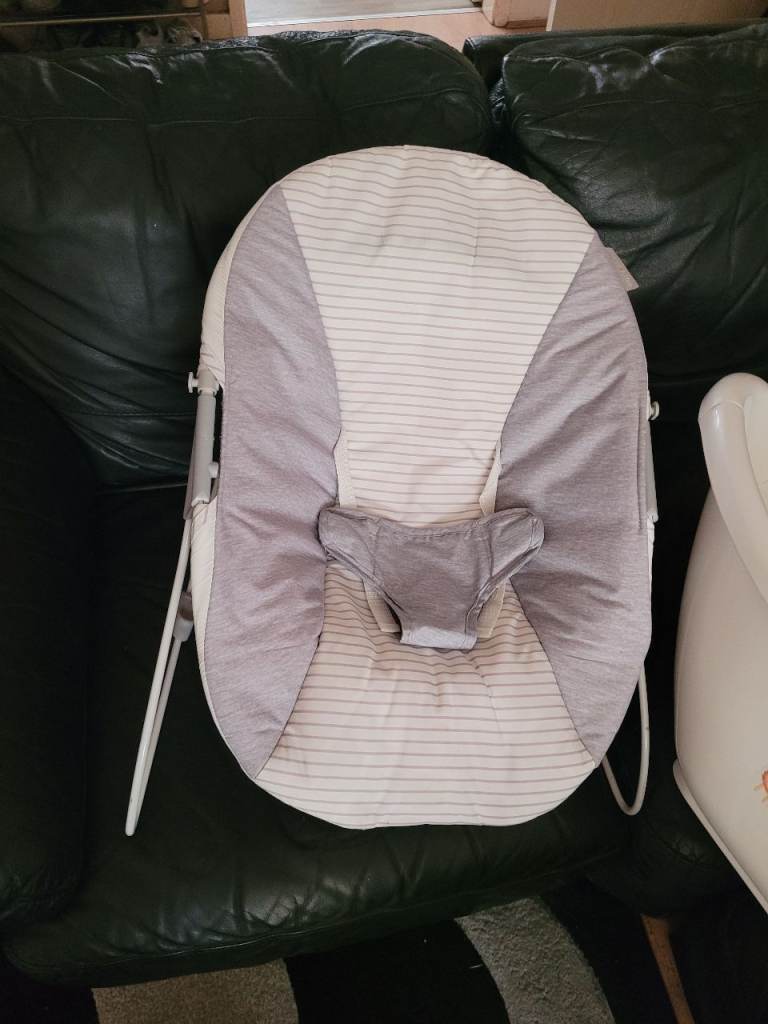 Baby snuggle bounce chair and baby bath