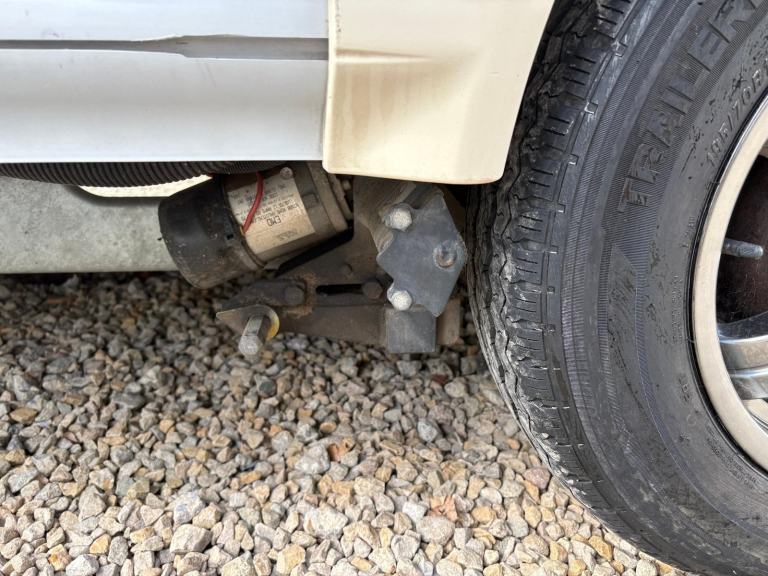  BAILEY PAGEANT BURGUNDY -FIXED BED CARAVAN WITH CORNER WASHROOM & MOTORMOVER