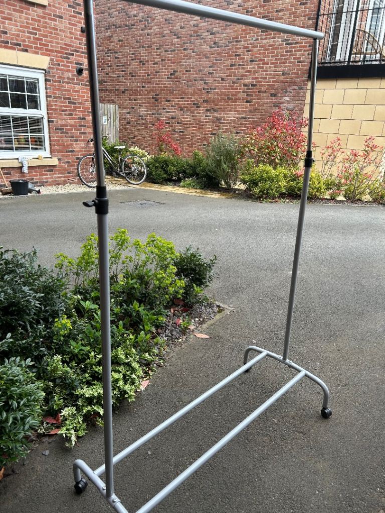 Clothes hanging rail portable and collapsing 