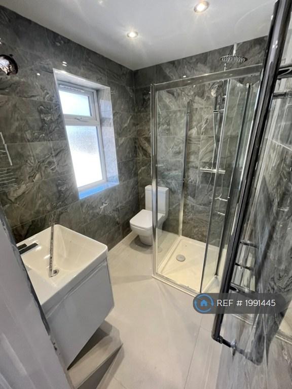 3 bedroom flat in Darwin Drive, Southall, UB1 (3 bed) (#1991445)